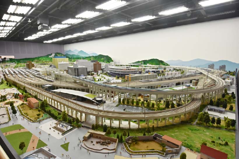 ↑リニューアルされた鉄道ジオラマ。周囲のガラスの仕切りがなくなり迫力満点。線路上ではE5系「はやぶさ」とE6系「こまち」の切り離し、連結シーンも再現される