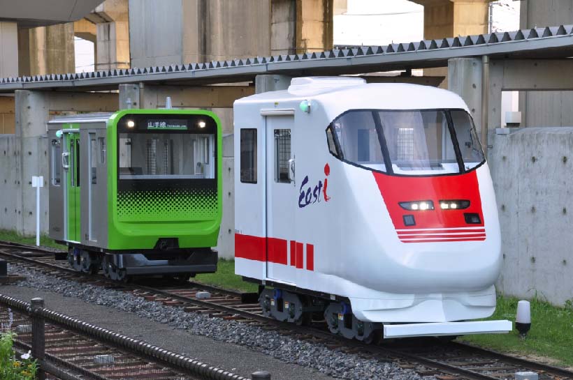↑屋外に設けられたミニ運転列車(1両200円)。最新の山手線E235系やEast iなど10両の車両を用意。300mのコースを約6分で1周する