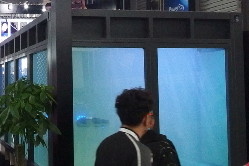 ↑巨大な水槽を構える水中ドローンメーカーのブース(CES ASIA2017)