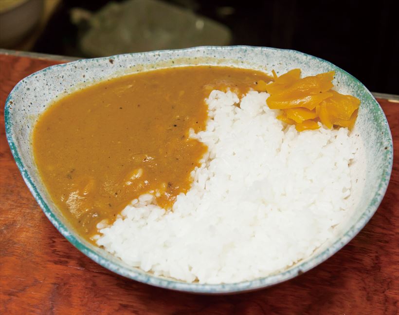 ↑カレーライス(450 円)。いまも味の追求に余念 がなく、毎日味を少しずつ変えているそうだ。「ミニカレー」(280 円)もあり