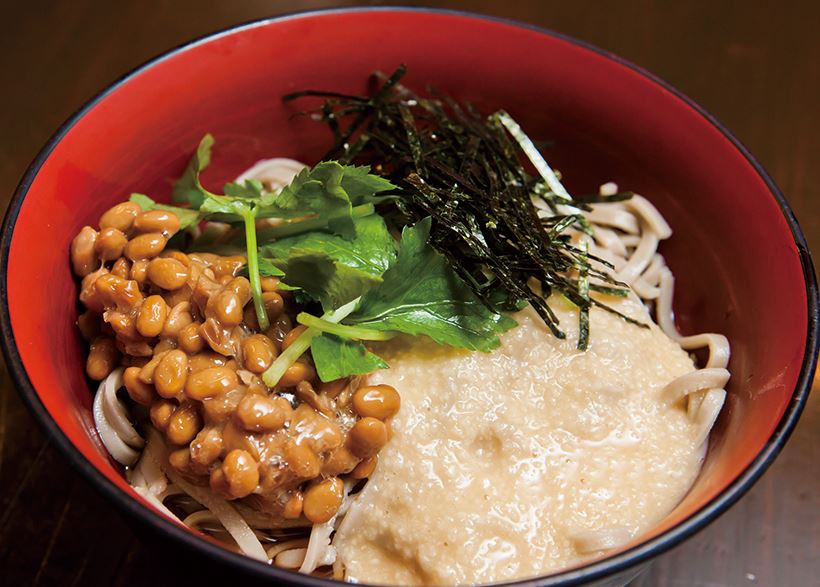 ↑山かけ納豆そば・冷やし(510円)。とろろ、納豆、みつばなどがのった「山かけ納豆そば」。冷やしには温泉卵をトッピングする客が多い