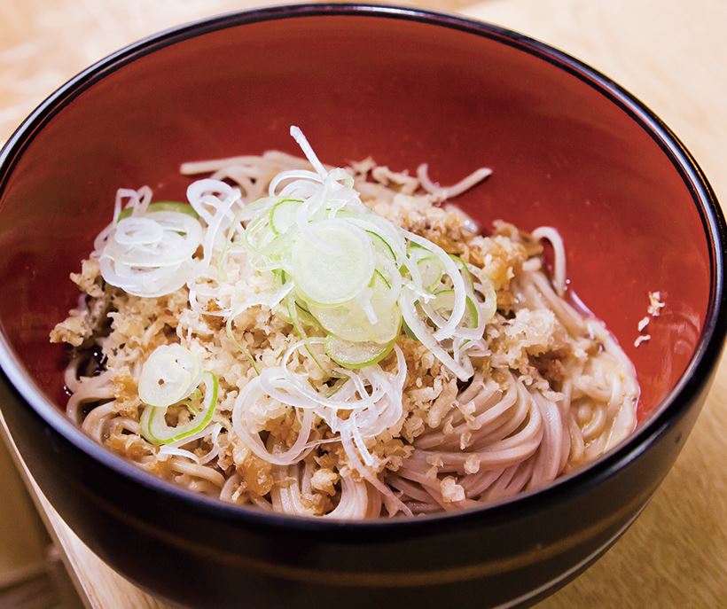 ↑釜玉そば(340円)。卵とつゆ、温かいそばが絶妙に絡み、揚げ玉がコクを加える