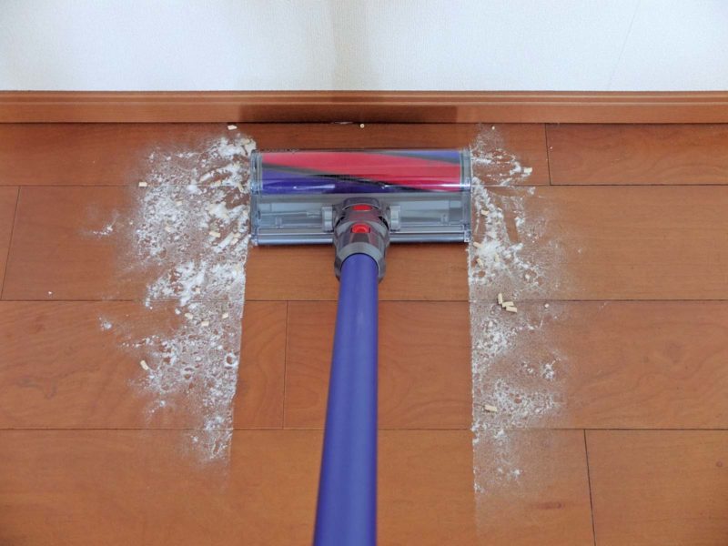 壁際に重曹と猫砂を撒いての吸引力テスト。結果は壁と床の境い目に1粒だけ猫砂が残った