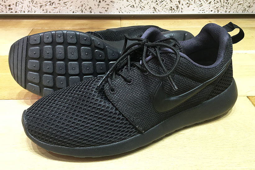 軽量でスタイリッシュなナイキのスニーカーが1万円以下! 装飾を極限まで削ぎ落とした「ROSHE ONE SE」を試してみた