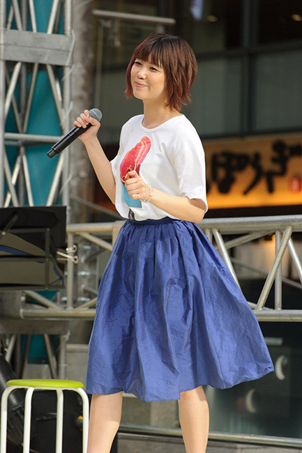 ↑日本アイスマニア協会の公式テーマソング『You&Ice』を歌う前田玲奈さん