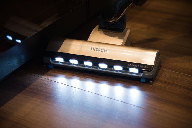 ヘッドの先端には6個の高輝度LEDが付いているため、ソファやベッドなど家具の下のホコリも見逃すことなく、しっかり吸引できる。「見落としがちなキッチンの棚扉の陰や、壁際のゴミまで明るく照らしてくれるので、部屋の隅々までキレイに掃除ができます」