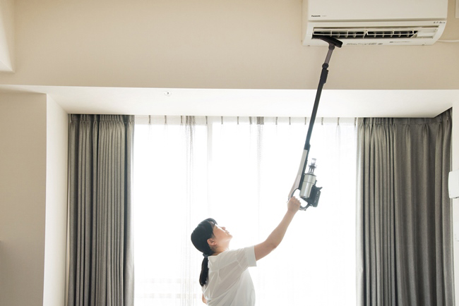 本体パイプ部に軽さと強度を備えたドライカーボン素材を採用するなど、全体の構造を見直して軽量化。「片手で持ち上げられるくらい軽いので、エアコンの吹き出し口や食器棚の上など高いところの掃除も行えます。やっぱり軽いのは正義! デイリーの掃除がラクになりますよ」