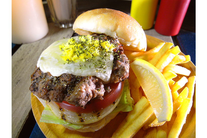 目指したのは「かけそば」のようなシンプルな旨さ! ハンバーガー探求家がプロデュースした豪徳寺「tokyo omo style」