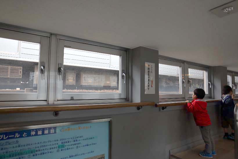 ↑東武博物館の上に東向島駅があり、2階のウォッチングプロムナードから駅を通る電車を仰ぎ見ることができる