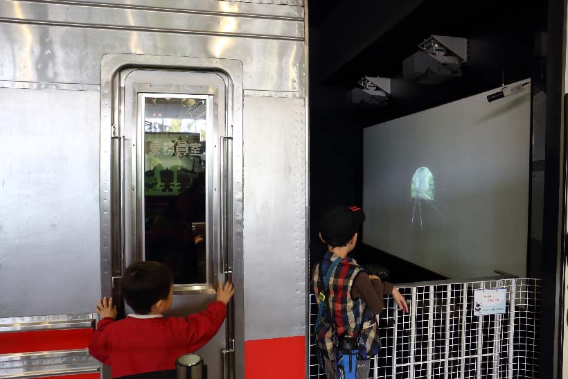 ↑東急8090形を利用した運転シミュレータ(料金300円/1回)。田園都市線の長津田→二子玉川など実際の展望映像に合せ、運転体験が楽しめる