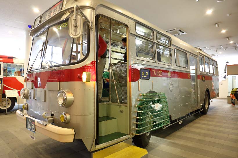 ↑東急コーチとして走った路線バス。珍しいバス運転のシミュレータも用意されている