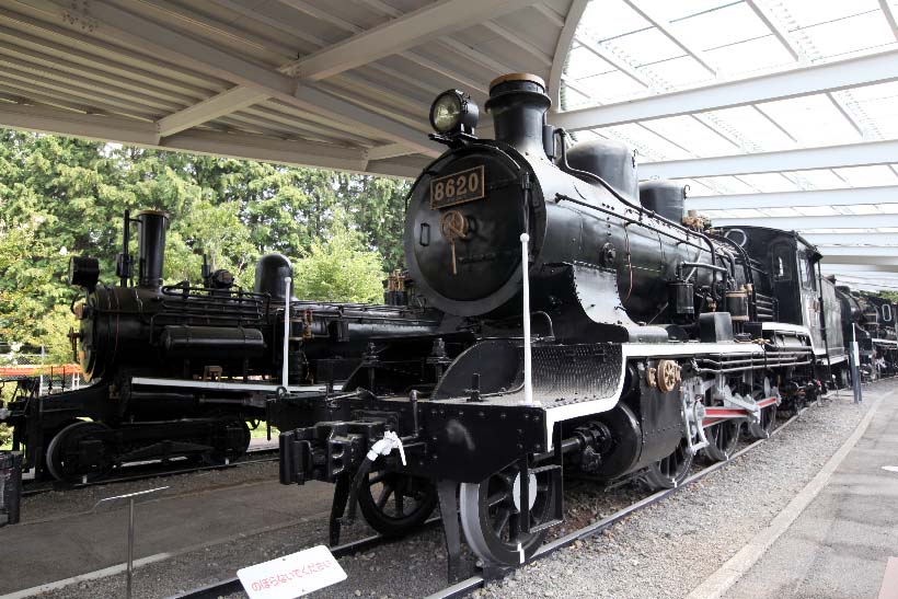 ↑1914(大正3)年に製造された8620形蒸気機関車のトップナンバー。左側は明治後期から大正期にかけて活躍した旅客用の5500形蒸気機関車