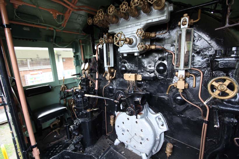 ↑D51形蒸気機関車など、一部の蒸気機関車は運転室に登ることが可能。蒸気機関車の複雑な運転装置には驚かされる