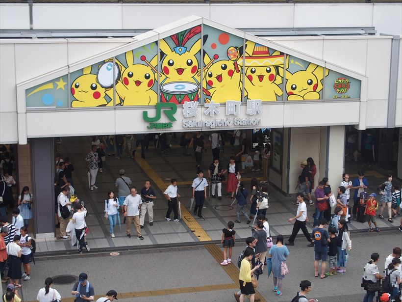 ↑駅舎がピカチュウバージョンに