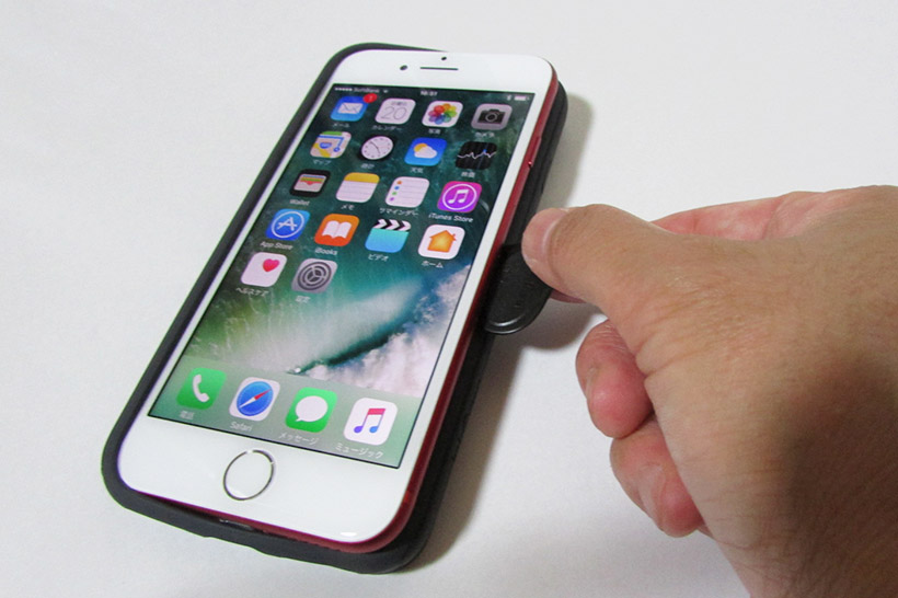 ↑背面のカメラの開口部からiPhoneを指で押し出し、空いた隙間にピッキングルーツを差し込んで下までスライドさせると簡単にケースが外れる
