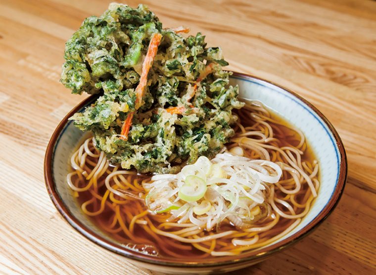↑かけそば+春菊天(430円)。春菊はサクサクの揚げ上がりで、彩りも美しい