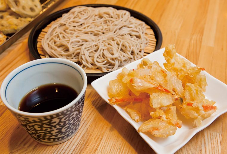↑もりそば+かき揚げ天(450円)。北海道産の甘みの強い玉ねぎを使用。もりつゆのキリッとした味が細麺に合う