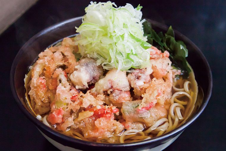 ↑ゲソかき揚げそば(480円) 紅しょうがが入ることで、味のアクセントになると同時に彩りもプラス。大盛りのねぎもうれしい