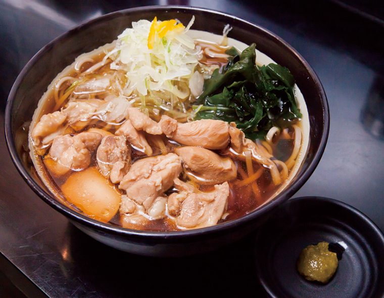 ↑とりそば(450円) うまみたっぷりの鶏肉がどっさり。別皿の柚子こしょうを付けると味わいがさらに増す