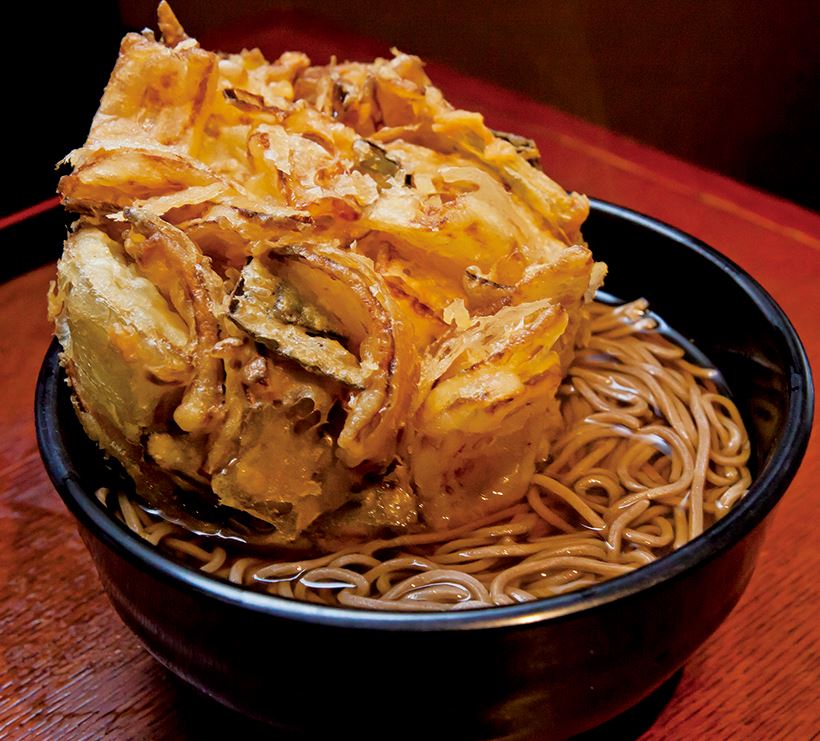 ↑特大かき揚げそば(370円)。かき揚げには玉ねぎを1個使用。その甘みがつゆに溶け出 し、そばの味わいがアップする