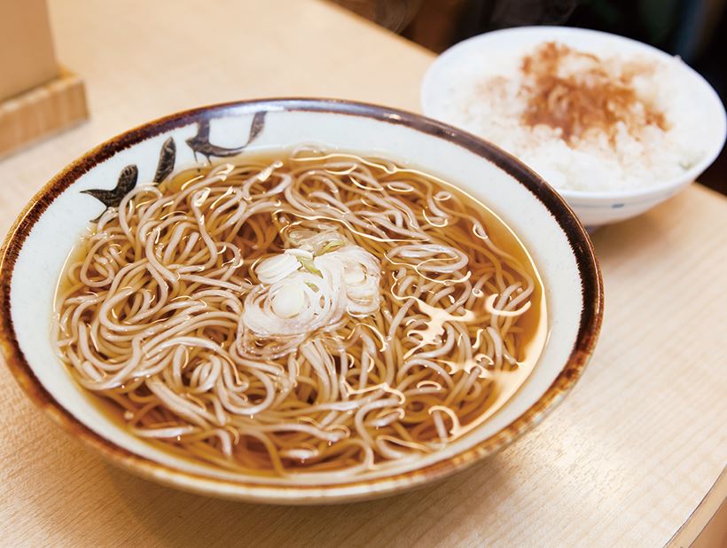 ↑かけそば(270円)。だし本来のおいしさを味わうのに最適な一品。一緒に半ライス(80円)を頼む人も多い