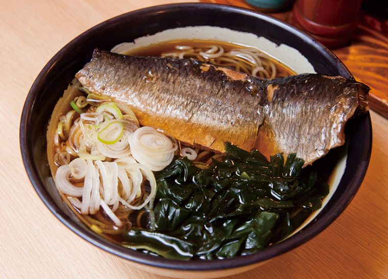 ↑にしんそば(580円)。新潟の山間部でもよく食べられるメニューで、甘辛く煮たにしんのうまみを堪能できる