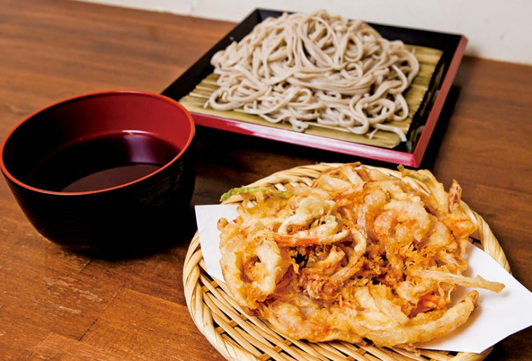 ↑天ざるそば(600円)。かき揚げはそのまま食べても、つゆにつけてもそれぞれにうまい