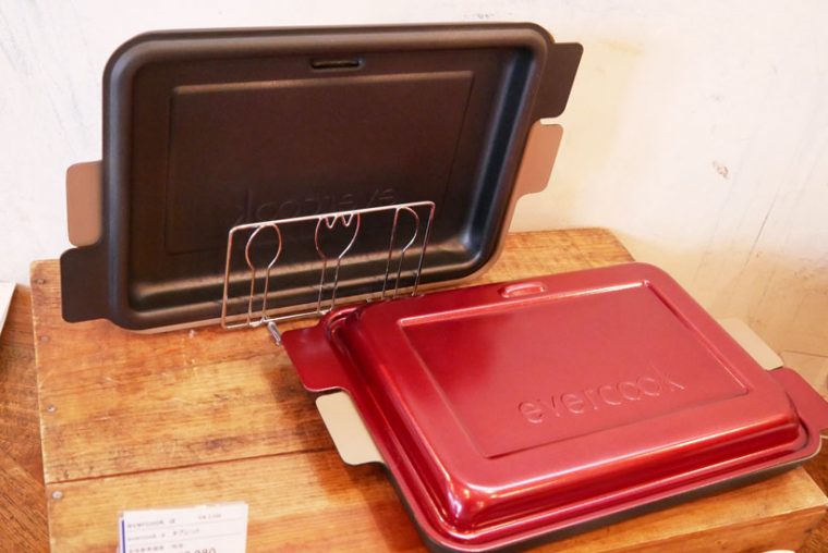 ↑「evercookアルファタブレット」6980円(税抜)。フタがついていて熱伝導も良いので、オーブンを使うのと大きな時間差なく調理が可能です。フタと重ねて100均のまな板立てにも入り、スッキリ収納できるのも助かります