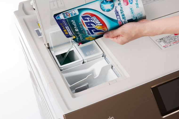 ↑事前に液体合成洗剤や柔軟剤をタンクにセットしておけば、ピストンが自動で適液体洗剤を吸引し、吐出します