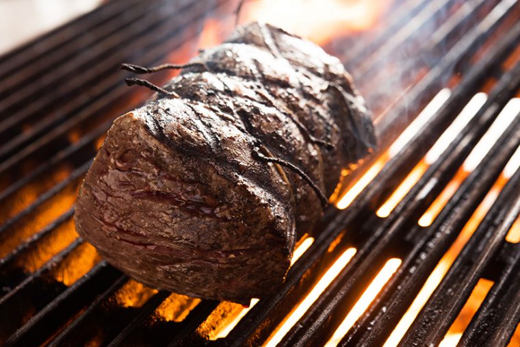↑肉は備長炭で焼き上げます。火力や煙量に応じて、焼くためのグリルと、香り付けのためのグリルを使い分けています