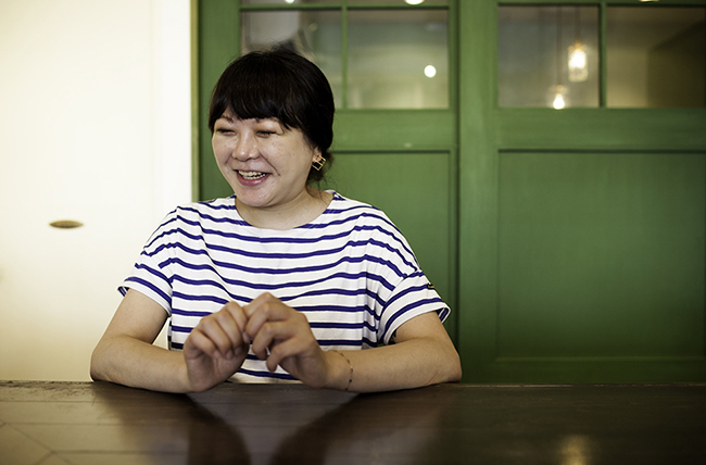 「GEM by moto」店主の千葉麻里絵さん。化学的な理論で日本酒を追求し、まったく新しい感動を与え続ける日本酒業界のキーウーマンです。今回の対談は、千葉さんが“日本酒と人は宝物”をコンセプトにオープンしたGEM by motoで行なわれました。