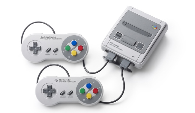 ミニスーファミではコントローラーは通常サイズです。接続するとこんな感じです