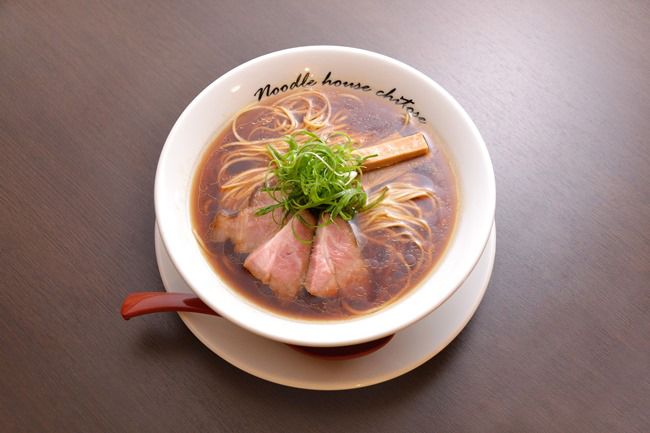 「醤油(細麺)」(¥750)。スープには天草大王、はかた地どり、奥久慈しゃもと3種の鶏ガラを使用し、牛骨や豚足のうまみも調合。魚介はウルメイワシと宗田ガツオにアサリとシジミのダシも効かせ、仕上げにはサンマ節の香味油を。タレは各地の生揚げ醤油や再仕込み醤油をブレンド。春よ恋、ゆめちからなどの国産小麦による全粒粉ブレンドのストレート麺が絡みます