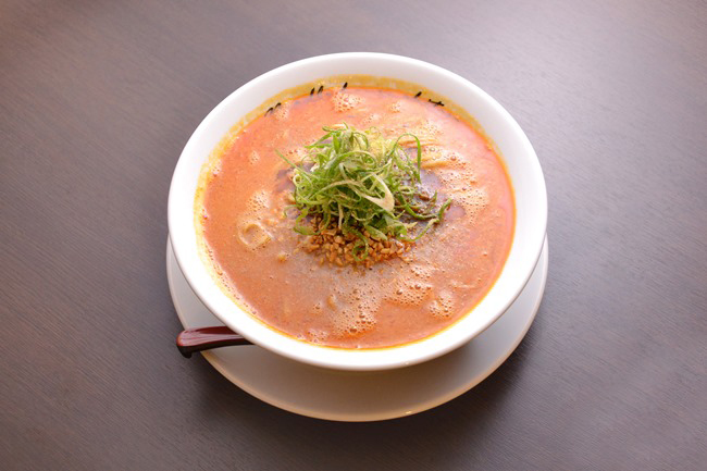 「担担麺」(¥850)。ゴマから自家製の芝麻醤(チーマージャン)を作り、丁寧に仕上げた一杯。炸醤(ザージャン。肉味噌のこと)も、豆豉(トウチ)などの調味料を駆使した味わいで、オリジナリティをしっかり感じられます