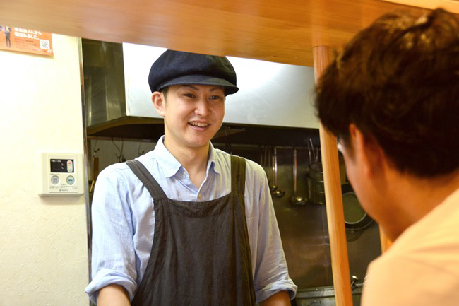 三嶋店主。学生時代に数軒のラーメン店でアルバイトの経験はあるものの、修業といえるほどではなかったそう。現在は塩ラーメンのリニューアルに奮闘中。準備中とし、9月中旬以降の提供を目指しています