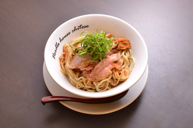 「油そば」(¥750)。加水率を高めてもっちりさせたストレート太麺に、醤油ダレのほか天草大王、ポルチーニ茸、香味野菜、サンマ節などの油を調合。ニンニクのガッツリした風味がインパクト大ですが、隠し味に加えたリンゴ酢の甘酸っぱいエッセンスも絶妙です