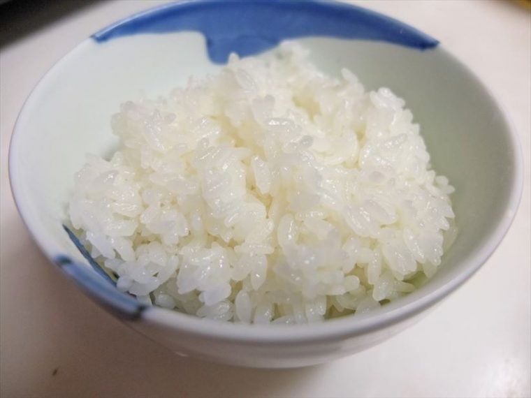 ↑光の加減か、つやは通常モードより豊かな印象。米粒の膨張はやはりかなり少ないように見えます。食べてみると見た目よりは柔らかい食感でした