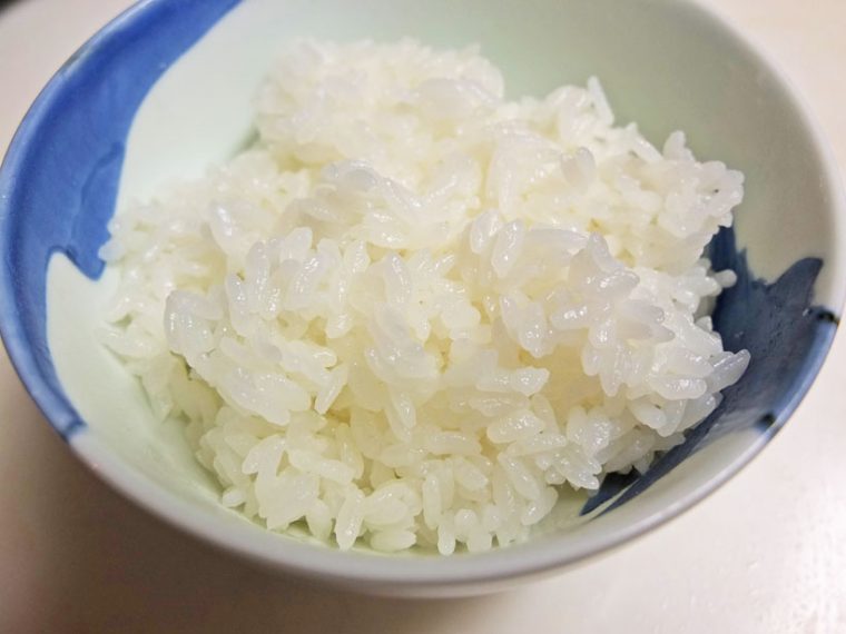 ↑見た目のつやは豊かですが、「もちもちモード」で炊いた割には、弾力や粘り気は他機種ほど強くなりませんでした。ただ、茶碗によそってしばらく経つと、少しもちもち感が上がりました