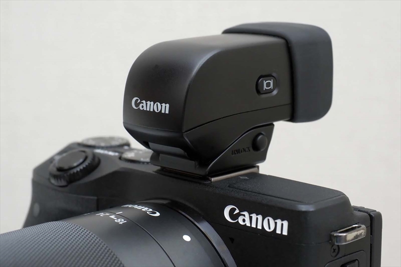 ↑キヤノン EVF-DC1(参考価格/3万380円)。EOS M3などに使用できる外付けEVF。接眼部がチルトし、カメラの上からファインダー像を見ることができる。パワーショットG1 X マークIIなどと併用可能