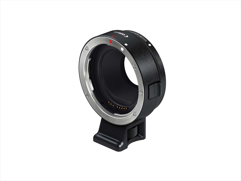 ↑キヤノン EF-EOS Mマウントアダプター(参考価格/9540円)。同社の一眼レフ用レンズをEOS Mシリーズに取り付けるためのアダプター。AFやAEなども問題なく機能するので、EOS一眼レフユーザーなら、持っておきたい
