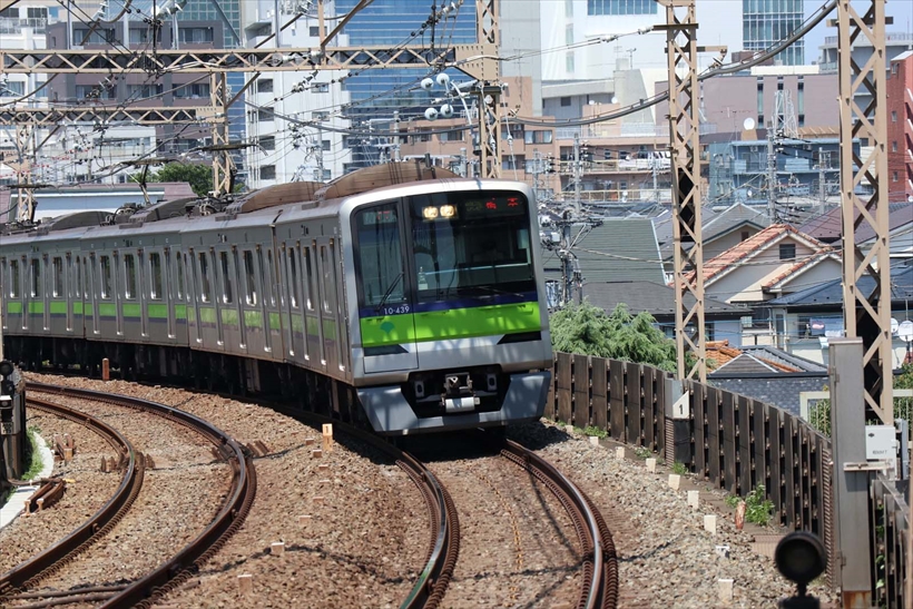 ↑「JPEG・ラージ・ファイン」で撮影。写真の位置に電車が来たタイミングで連写し、先頭が見切れるまで撮影。フレームアウトする直前のカットを掲載した