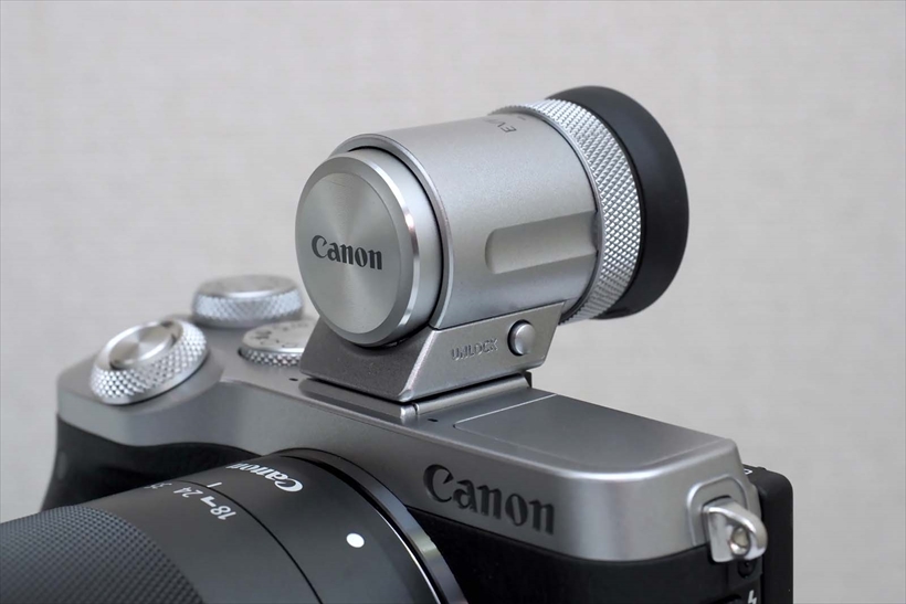 ↑M6の登場に合わせて用意された、外付けの新型EVF、EVF-DC2(参考価格/2万2440円・写真はEVFキット限定色)。M6では従来のEVF-DC1も使用可能