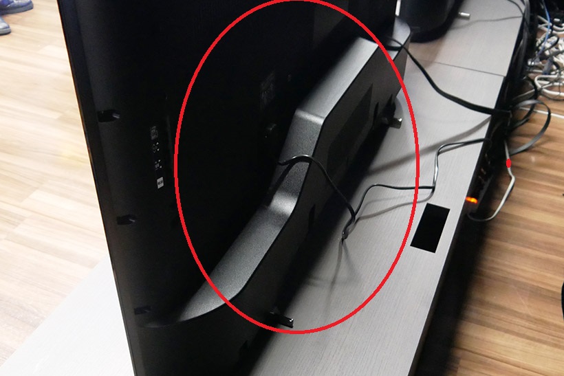 ↑背面にはウーハーシステムの重低音を前方へ導く音導管を装備