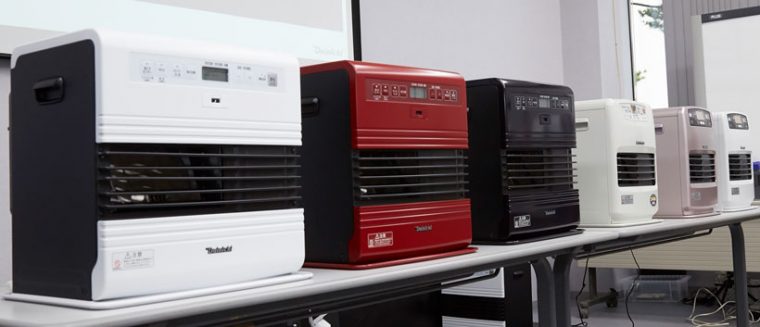 ↑9月1日発売の石油ファンヒーターの最新モデル。写真右3台が最上位機種のSDRタイプ。左3台がコンパクトなKEタイプ