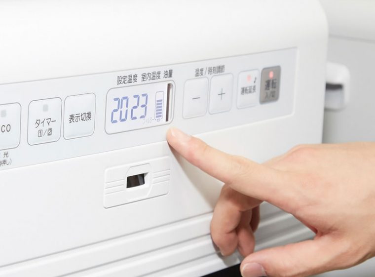 ↑液晶パネルの右端に、灯油の残量が8段階の目盛で表示されます。灯油がなくなる前に余裕をもって準備できて重宝します