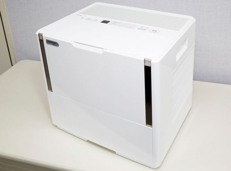 ↑HDパワフルモデルシリーズのHD-242。広いスペースに対応できる加湿能力に加え、吸気口がサイドにあるため壁にピタッつけて設置できるのも魅力です