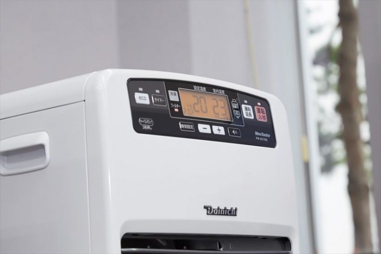 ↑KEタイプの大型液晶には、設定温度と室内温度を常に大きな文字で表示。離れた場所からでも見やすくなっています