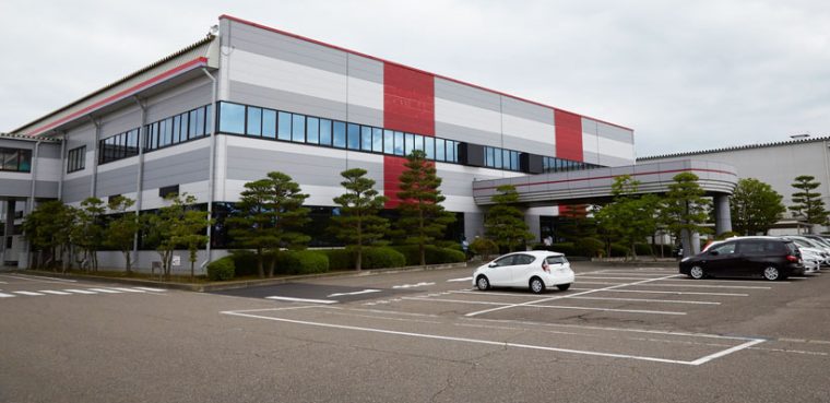 ↑新潟市南区の北部工業団地内にあるダイニチ工業の本社および工場、開発センター。周りには広大な田園風景が広がっていました