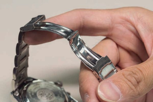 【腕時計セルフケア】ブレスレットのバックルが外れる原因はゆがみにあり！