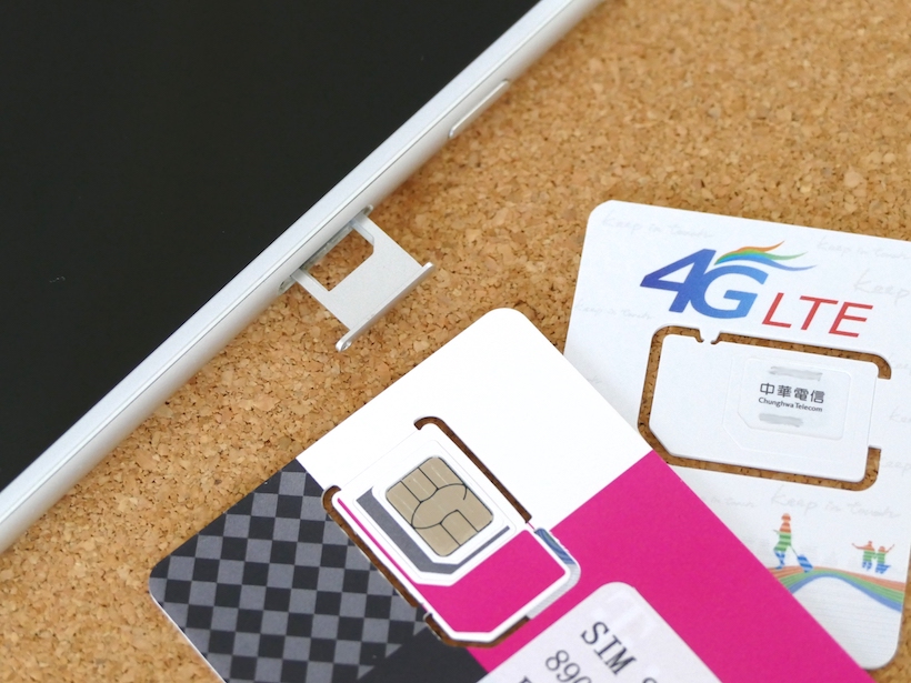 ↑iPhoneでは側面の穴にピンを差し込むと、SIMカードを入れるスロットが出てくる。プリペイドのSIMカードは、台紙から切り取って使用する
